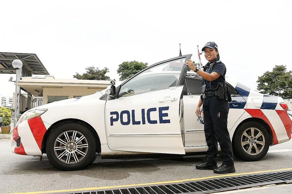 LAKSANA TANGGUNGJAWAB: SGT2 Nur Jannah, yang pernah bertugas pada 1 Syawal tiga tahun lalu, menganggap tugasnya itu satu tanggungjawab dan amanah. - Foto BH oleh KHALID BABA