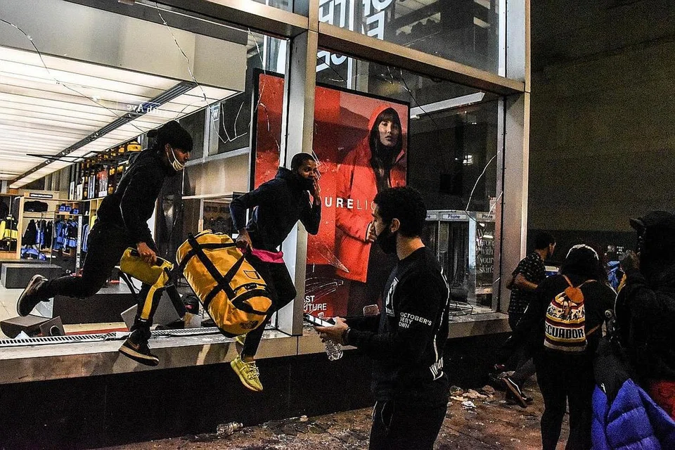 JARAH KEDAI: Sekumpulan penunjuk perasaan menjarah sebuah kedai di bandar New York dan menyebabkan kerugian besar kepada perniagaan kecil dan besar. - Foto AFP