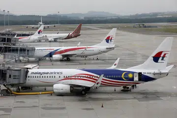 KESELAMATAN PENUMPANG DAN KAKITANGAN: Syarikat penerbangan Malaysia Airlines hari ini mewajibkan semua penumpang - kecuali bayi - memakai pelitup, tanpa mengira sama ada mereka melakukan penerbangan domestik, antarabangsa atau menaiki pesawat sewa khas Malaysia Airlines.