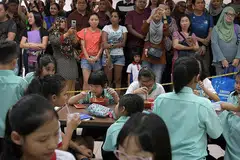 TAHUN BARU, SEKOLAH BARU: Pelajar darjah satu di Sekolah Rendah Huamin semasa waktu rehat di kantin sementara diperhatikan ibu bapa mereka dari jauh. - Foto BH oleh NG SOR LUAN