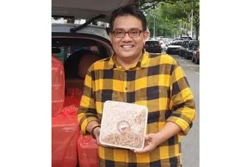 NIZAM LAKSAMANA: Jual muruku bagi biaya kos rawatan isterinya, Salwati, yang menghidap barah buah dada. - Foto INSTAGRAM NIZAM LAKSAMANA