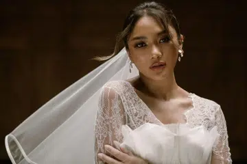 CERITA CINTA PILU: 'Bukan Manusia' merupakan karya bersama Marion Jola dan Dennis Talakua yang menggambarkan kelembutan meluah rasa sakit hati dan marah pada seseorang yang sentiasa mengguris hati. - Foto UNIVERSAL MUSIC INDONESIA