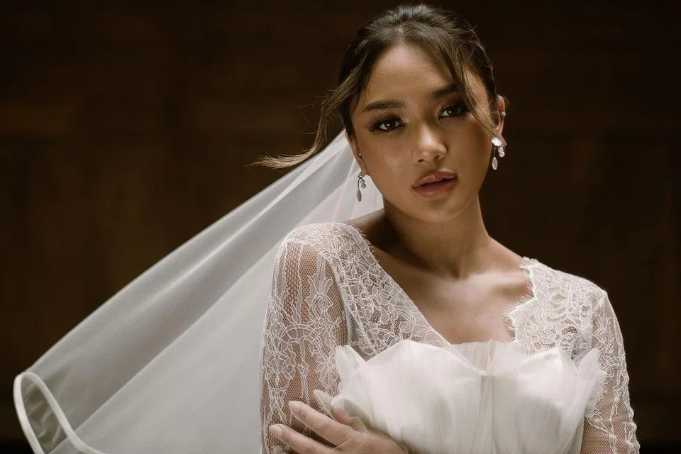 CERITA CINTA PILU: 'Bukan Manusia' merupakan karya bersama Marion Jola dan Dennis Talakua yang menggambarkan kelembutan meluah rasa sakit hati dan marah pada seseorang yang sentiasa mengguris hati. - Foto UNIVERSAL MUSIC INDONESIA