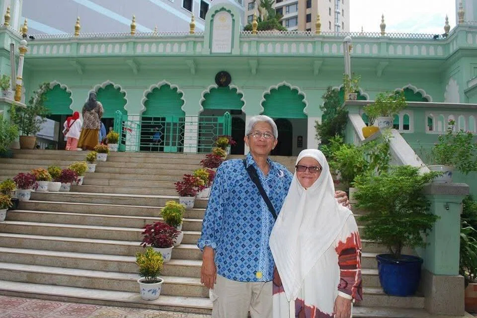 Cik Ramilah Tohid (kanan) bersama arwah suaminya, Allahyarham Encik Abu Bakar Ridwan, di Ho Chi Minh pada Julai 2014 ketika percutian terakhir mereka bersama sebelum Encik Abu Bakar meninggal dunia pada Julai tahun itu.
