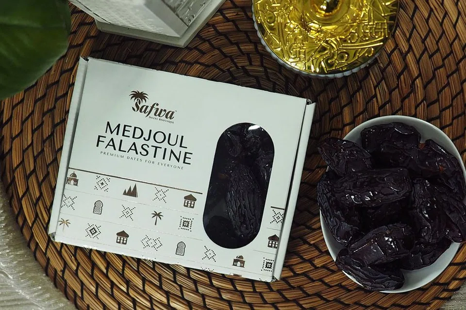 Kurma Medjoul Falastine dihasilkan dari ladang yang terletak di Jericho dan boleh didapati dalam saiz besar, atau jumbo. 