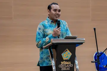 MALAM PENGHARGAAN: Pengerusi Jawatankuasa Bulan Bahasa, Encik Zhulkarnain Abdul Rahim, memberi penghargaan kepada semua yang menjayakan Bulan Bahasa 2023.