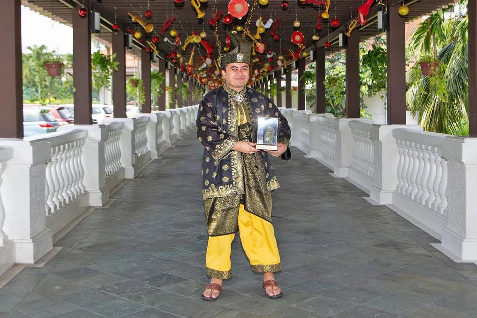 JADILAH INSAN BUDIMAN: Lelaki bersikap 'gentleman' melebihi berkata 'Ladies first' ketika di luar seperti berjalan di stesen MRT atau di mana-mana, serta menjaga penampilan dirinya. 'Gentleman' merangkumi pelbagai aspek perlindungan wanita, khususnya daripada segi menjaga hati dan jasmani. Sifat budiman pun antara lain tersemat dalam jiwa guru penerima Anugerah Guru Arif Budiman (Agab), seperti yang terpapar dalam foto ini. - Foto fail hiasan