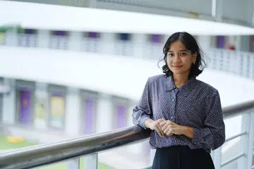 Pelukis yang telah menghasilkan sampul wang BH, Cik Nur Aida Sa’ad, 33 tahun, mendapat inspirasi daripada ciri-ciri kemelayuan seperti kuih, baju Raya dan corak berbunga. 
