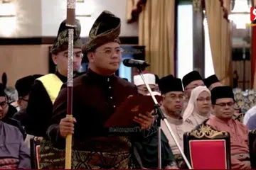 JANJI BERI KHIDMAT TERBAIK: Datuk Seri Amirudin Shari selesai mengangkat sumpah jawatan Menteri Besar di Istana Alam Shah, Klang, Selangor, pagi Isnin.
