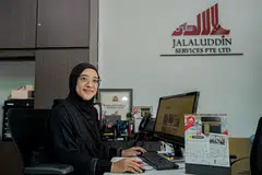 KHIDMAT TERJAMIN: Pengarah Eksekutif Jalaluddin Services Pte Ltd, Cik Noor Faizah Mustaffa, yakin segala tugasan mampu digalas dengan penuh amanah, tulus dan tanggungjawab.  