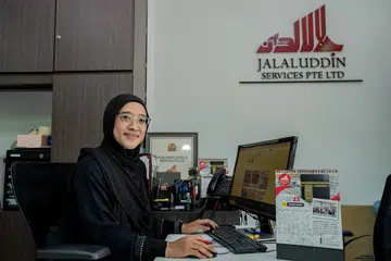 KHIDMAT TERJAMIN: Pengarah Eksekutif Jalaluddin Services Pte Ltd, Cik Noor Faizah Mustaffa, yakin segala tugasan mampu digalas dengan penuh amanah, tulus dan tanggungjawab.  