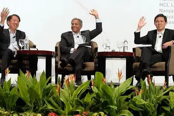 BERDIALOG: (Dari kiri) Timbalan Perdana Menteri (DPM), Encik Teo Chee Hean; Pengarah Institut Pengajian Dasar, Encik Janadas Devan; dan Menteri Pembangunan Sosial dan Keluarga, Encik Chan Chun Sing, di dialog tahunan anjuran Institut Pengajian Dasar. - Foto THE STRAITS TIMES