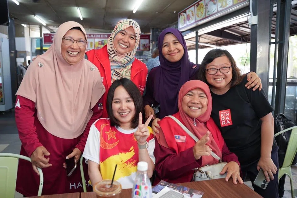 Ahli Dewan Undangan Negeri (Adun) baru bagi kerusi Kuala Kubu Baharu di Selangor, Cik Pang Sock (duduk kiri), adalah pemimpin muda yang diterima baik oleh pengundi di kawasan itu. Beliau berjaya mengekalkan penguasaan Pakatan Harapan di kerusi Dewan Undangan Negeri (DUN) Kuala Kubu Baharu dalam Pilihan Raya Kecil pada 11 Mei.