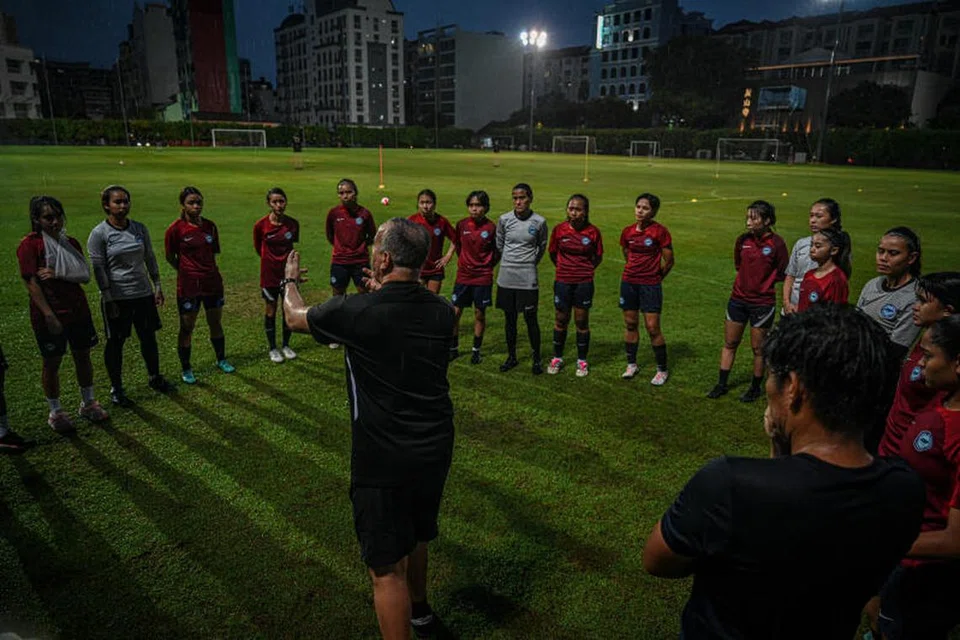 FOKUS: Jurulatih pasukan Singa wanita, Karim Bencherifa, memberi arahan kepada anak didiknya sebelum memulakan latihan di padang Pusat Latihan Geylang pada 6 September. 