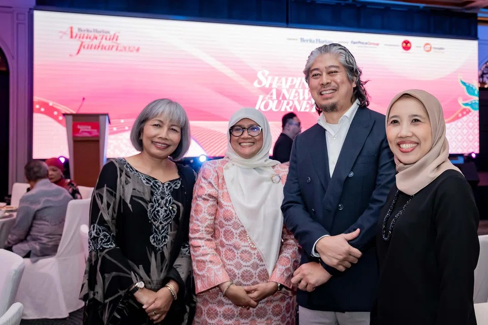 (Dari kiri) Ahli Lembaga Pengarah Persatuan Pemudi Islam Singapura (PPIS), Cik Jummaida Rusdon; Pengerusi Jawatankuasa Penasihat Perkhidmatan Kanak-Kanak Oaks Plus Limited, Cik Rahayu Mohamad; Penerima Anugerah Jauhari 2024, Cef Akmal Anuar; dan Ketua Pegawai Eksekutif PPIS, Cik Aidaroyani Adam, kelihatan gembira bergambar bersama pada malam itu. 