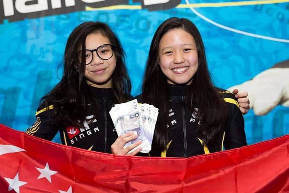 Pasukan yang terdiri daripada (dari kiri) Kyra Poh, 13 tahun, dan Choo Yi Xuan, 14 tahun, berjaya mengatasi peserta dari 25 negara lain dengan mendapat tempat pertama dalam acara 'seni dua hala' dan tempat kedua dalam kategori 'kelajuan dua hala'. Foto FACEBOOK TEAM FIREFLY