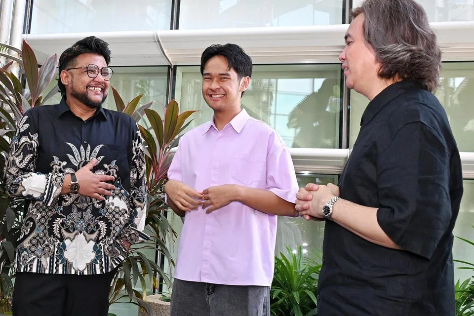 Pengerusi Jawatankuasa Persuratan Majlis Bahasa Melayu Singapura (MBMS), Dr Azhar Ibrahim Alwee (kanan), berinteraksi dengan dua Duta Bahasa baru bagi 2025. Mereka ialah (dari kiri) aktivis seni dan teater, Hidayat Nordin; dan pelajar Institusi Raffles (RI), Fatih Hamdani Muhammad Effendy, yang juga bekas Rakan Bahasa.