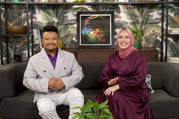 KONGSI INSPIRASI: AB Shaik (kiri) dan Ainon Talib dapat merasakan semarak motivasi Ramadan yang berbeza melalui perkongsian tamu 'Warna Ramadan'. - Foto MEDIACORP SURIA