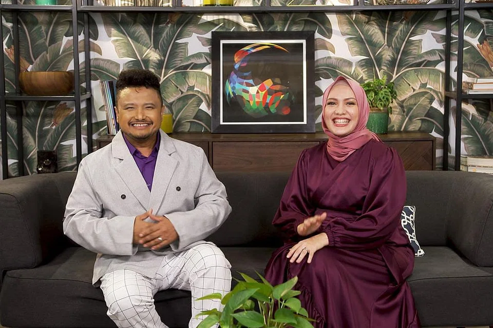 KONGSI INSPIRASI: AB Shaik (kiri) dan Ainon Talib dapat merasakan semarak motivasi Ramadan yang berbeza melalui perkongsian tamu 'Warna Ramadan'. - Foto MEDIACORP SURIA