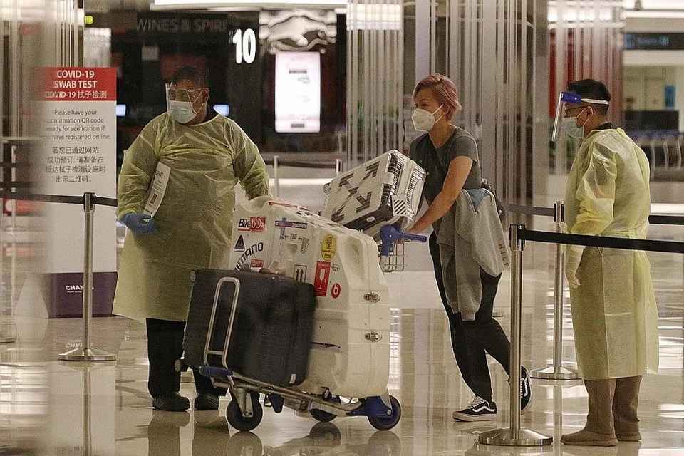 JALANI KUARANTIN: Mereka yang tiba di Lapangan Terbang Changi perlu menjalani kuarantin. - Foto fail