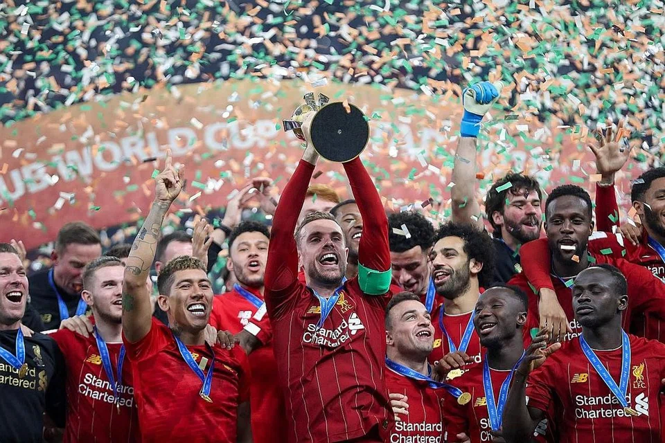 TAHUN LIVERPOOL: Kapten Liverpool Jordan Henderson menjulang Piala Kelab Dunia Fifa selepas pasukannya mengalahkan Flamengo 1-0 di Doha pada 22 Disember lalu. - Foto AFP