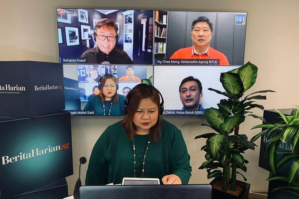 SESI FB LIVE: Para tetamu undangan FB Live Berita Harian, (dari kanan, barisan atas, ikut putaran jam) Encik Ng Chee Meng, Encik Sazali Zainal serta hos bersama Cik Atiyyah Mohd Said dan Encik Suhaimi Yusof, membincangkan antara lain tentang peluang pekerjaan serta peranan kesatuan sekerja di tengah-tengah kemelesetan ekonomi dan krisis Covid-19 - Foto BH oleh SITI AISYAH NORDIN