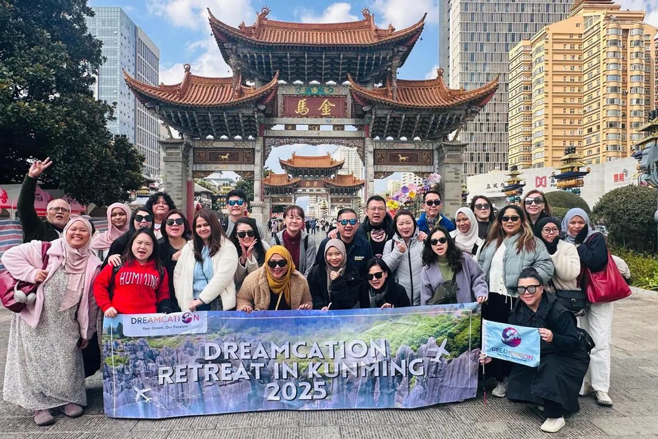 Kakitangan Dreamcation bersiar-siar di sekitar Jinma Biji Archway di Kunming, China.