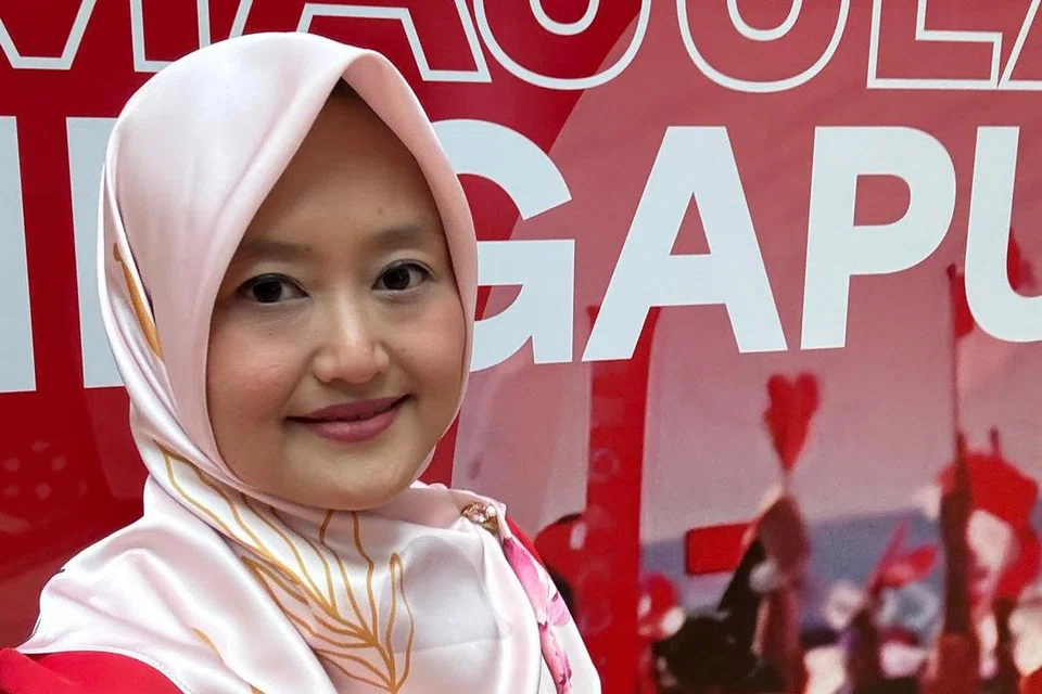 Menteri Negara (Penerangan dan Pembangunan Digital merangkap Kesihatan), Cik Rahayu Mahzam, mengenakan baju merah dan tudung daripada pereka tempatan, Nara Dsign, yang sudah dimilikinya