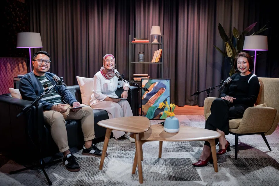 Sharon Ismail (kanan) berkongsi perjalanannya menggalas amanah sebagai Penolong Pengarah, Kehidupan dan Jangkauan Pelajar di Politeknik Ngee Ann (NP), dalam satu episod NoTapis bersama penerbit dan hos podcast NoTapis, Cik Natasha Mustafa (tengah), serta wartawan, Encik Muhaimin Suzaini. 