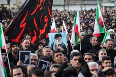 Orang ramai memberi reaksi sambil berkumpul di Dataran Enghelab, selepas Pemimpin Tertinggi Iran Ayatollah Ali Khamenei terbunuh dalam serangan Israel dan Amerika Syarikat pada hari Sabtu, di Tehran, Iran, 1 Mac 2026.