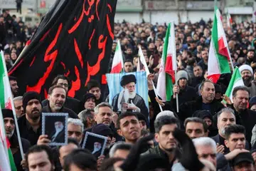 Orang ramai memberi reaksi sambil berkumpul di Dataran Enghelab, selepas Pemimpin Tertinggi Iran Ayatollah Ali Khamenei terbunuh dalam serangan Israel dan Amerika Syarikat pada hari Sabtu, di Tehran, Iran, 1 Mac 2026.