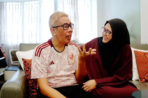 Isterinya, Suhaila Mohd Sahari (kanan), menjadi penjaga utamanya, menjaga keperluan bukan sahaja fizikal tetapi mental suaminya, Rezal Hassan, yang dalam proses pemulihan. 