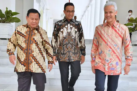 SIAP BERDEBAT: Ketiga-tiga calon presiden, Encik Anies Baswedan (tengah), Encik Ganjar Pranowo (kanan) dan Encik Prabowo Subianto (kiri), siap untuk berdebat dalam satu acara yang bakal diadakan.  