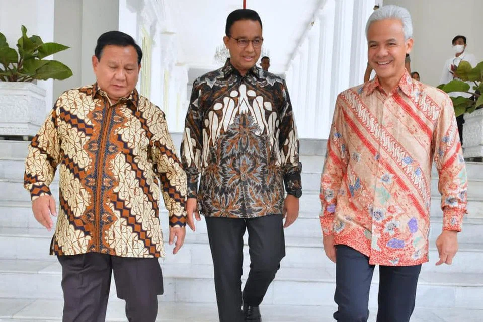 SIAP BERDEBAT: Ketiga-tiga calon presiden, Encik Anies Baswedan (tengah), Encik Ganjar Pranowo (kanan) dan Encik Prabowo Subianto (kiri), siap untuk berdebat dalam satu acara yang bakal diadakan.  