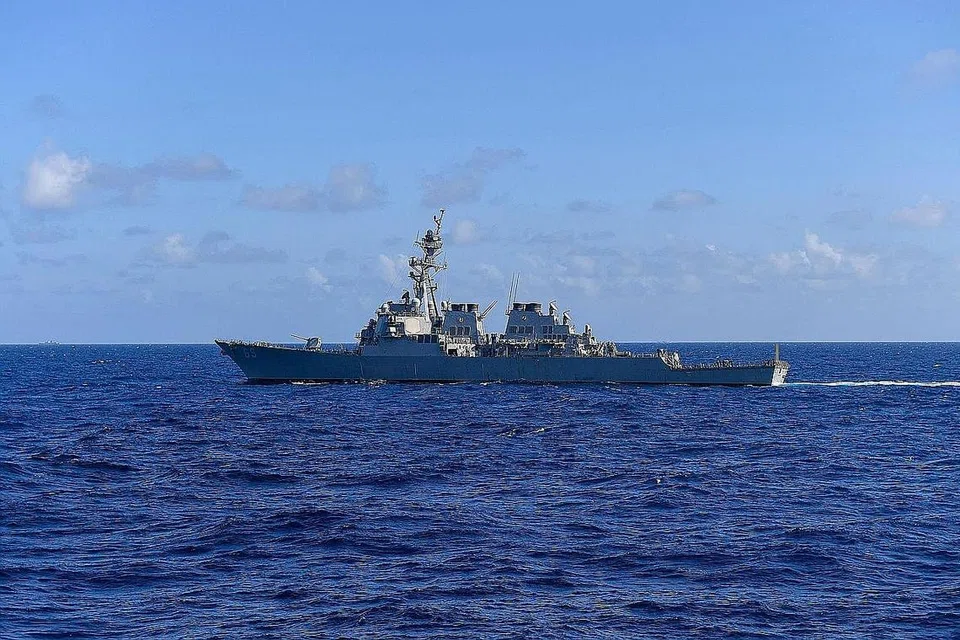 PATUH UNDANG-UNDANG ANTARABANGSA: China dan Amerika pada bulan lalu berdebat mengenai pergerakan USS Milius, yang menurut China telah memasuki perairan wilayahnya di Laut China Selatan berhampiran Kepulauan Paracel. Namun, Tentera Laut Amerika berkata operasi oleh pemusnah itu konsisten dengan undang-undang antarabangsa. - Foto AFP