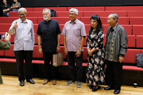 Dalam ucapan penutupnya, mantan Menteri Bertanggungjawab bagi Ehwal Masyarakat Islam, Dr Yaacob Ibrahim (tengah), berharap agar tradisi ilmu Pengajian Melayu yang telah Profesor Syed Farid Alatas Syed Hussein Alatas (dua dari kiri), ketengahkan dengan kukuh dapat dilestarikan. Turut hadir pada majlis tersebut ialah (dari kiri) Mantan Menteri Negara Kanan (Ehwal Luar) dan mantan Editor Berita Harian (BH), Encik Zainul Abidin Rasheed; Ketua Jabatan Pengajian Melayu, Profesor Madya Sher Banu A.L. Khan; dan mantan Setiausaha Parlimen Kanan (Penerangan, Perhubungan dan Kesenian) yang juga mantan Editor BH, Encik Yatiman Yusof.