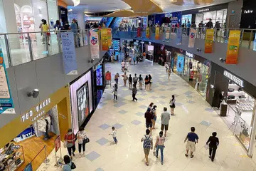 ORANG RAMAI SUDAH MULA BERBELANJA: Penjualan runcit pada Oktober lebih baik daripada September, dianggar mencecah $3.3 bilion. - Foto fail