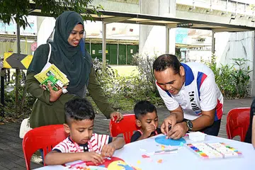 Anggota Parlimen (AP) GRC Chua Chu Kang, Encik Zhulkarnain Abdul Rahim (kanan), membuat seni kraf bersama penduduk Keat Hong (dari kiri) Cik Irfanah Parveen Abdul Karim bersama anak-anaknya, Ahmad Shuaib Muhammad Ridzuan dan Ahmad Yusuf Muhammad Yusuf di Kelab Masyarakat Keat Hong pada 15 Februari.