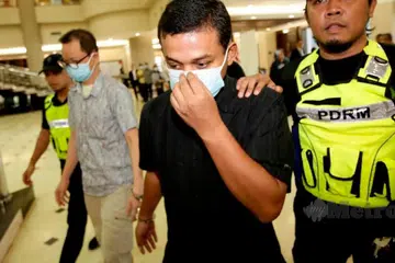 Penolong Pesuruhjaya Polis Chin Khiam Kong, 54 tahun (dua dari kiri) dan Timbalan Superintenden Suhairon Abdullah, 42 tahun (dua dari kanan), mengaku tidak bersalah atas tuduhan rasuah RM1.25 juta di Mahkamah Sesyen Kuala Lumpur, pada 28 Mei. 