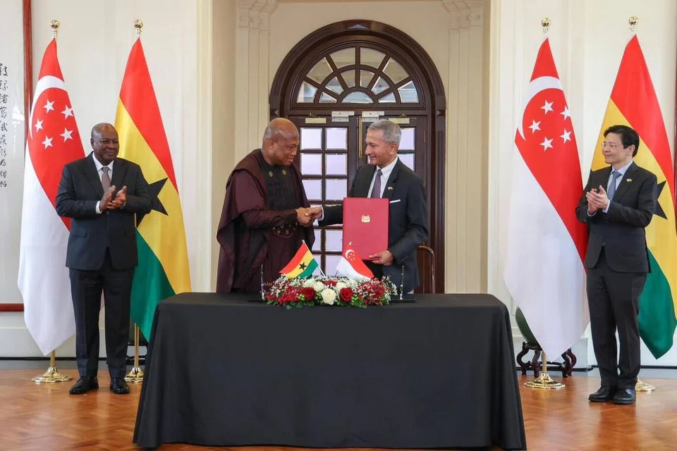 Perdana Menteri, Encik Lawrence Wong (kanan), dan Presiden Ghana, Encik John Dramani Mahama (kiri), menyaksikan Menteri Ehwal Luar, Dr Vivian Balakrishnan (dua dari kanan), dan Menteri Ehwal Luar Ghana, Encik Samuel Okudzeto Ablakwa, bertukar memorandum persefahaman mengenai perundingan dua hala pada 27 Ogos. Singapura akan memperluas kerjasama dengan negara di rantau pertumbuhan baru termasuk membuka misi diplomatik baru di Afrika dan Amerika Latin.