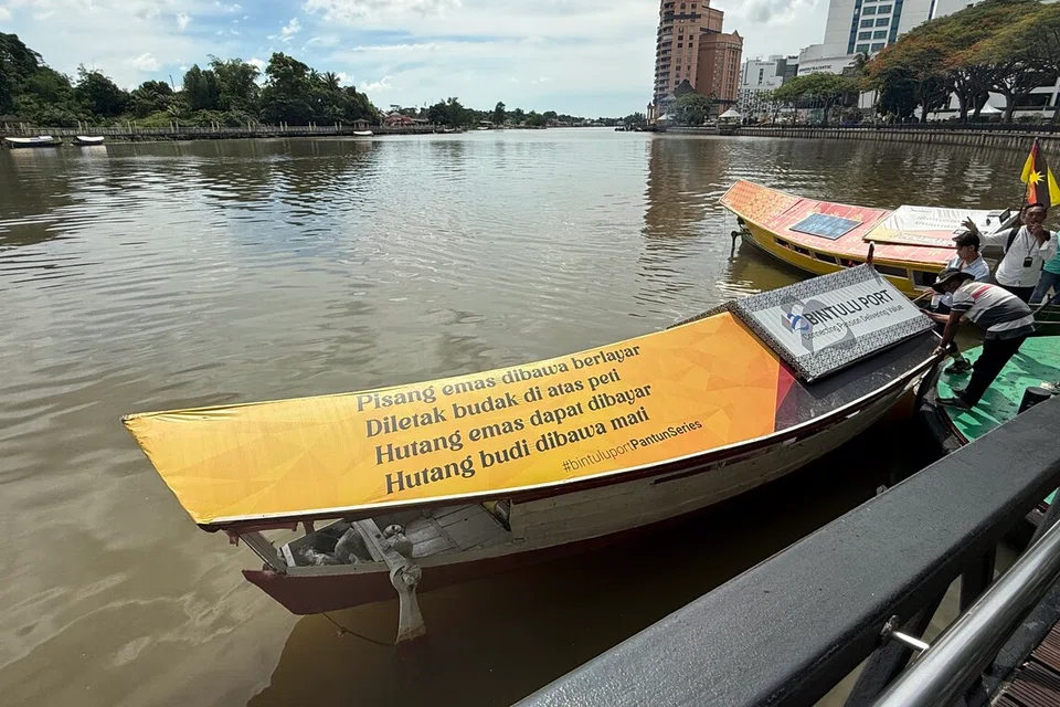 Perahu tambang ini ibarat teksi air yang digunakan oleh penduduk dan juga pelancong.