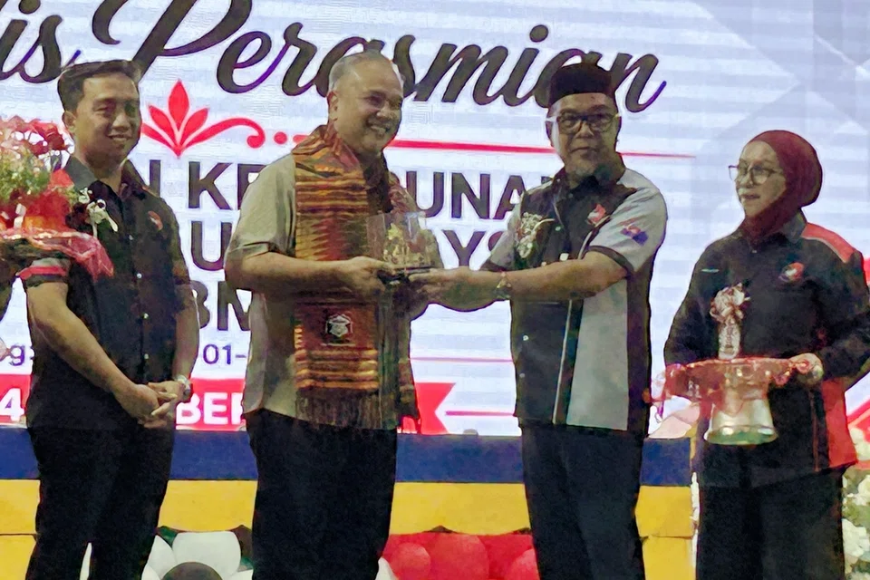 Pengerusi Persatuan Suluk Bajau Malaysia (PSBM), Encik Mohamad Basaran (dua dari kanan), menyampaikan cenderamata kepada Setiausaha Umno Bahagian Pasir Gudang, Encik Muhammad Kharuddin Hamid (dua dari kiri), semasa majlis perasmian persatuan berkenaan. Hadir bersama ialah Penasihat PSBM, Encik Madyasir Ahmad Basir.