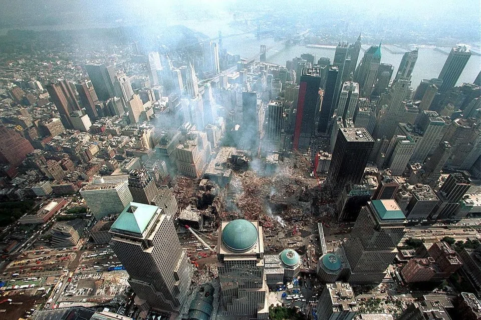 TERDEDAH KEPADA BAHAN BERACUN: Pekerja pembersihan migran terlibat membersihkan tapak serangan 9/11 di World Trade Centre di New York City (gambar atas) mengadakan satu pertemuan bersama seorang pekerja sosial klinik di Queens, New York baru-baru ini. Ramai daripada mereka menuntut pampasan setelah mengalami penyakit yang dipercayai berpunca daripada pendedahan kepada bahan toksik semasa operasi pembersihan itu. - Foto AFP