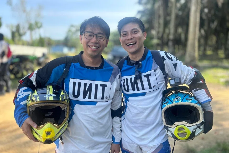 Encik Jeremy Tan Yew Huang (kiri), bersama Encik Allan Kok Yin Quan,  mahukan aktiviti yang mencabar tetapi tidak terlalu jauh dari Singapura.