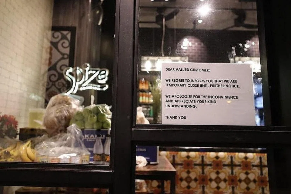 DITUTUP SEMENTARA: Notis mengatakan restoran Spize di River Valley Road ditutup buat sementara. - Foto BM oleh BENJAMIN SEETOR