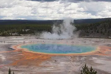 BAGAI DI ALAM KAYANGAN: Mata air Grand Prismatic di Taman Negara Yellowstone merupakan mata air terbesar di Amerika Syarikat.