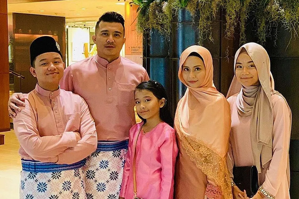 PEKA BESARKAN ANAK REMAJA: Aaron dan isteri Diyana (dua dari kanan) memastikan mereka tahu siapa teman-teman anak mereka di media sosial mahupun di sekolah sebagai langkah berhati-hati si anak tidak salah pergaulan. Bersama dalam foto adalah anak-anaknya, Danish Anaqi (kiri), Dahlia Arissa (tengah) dan Dwi Ariana. - Foto INSTAGRAM AARON AZIZ 