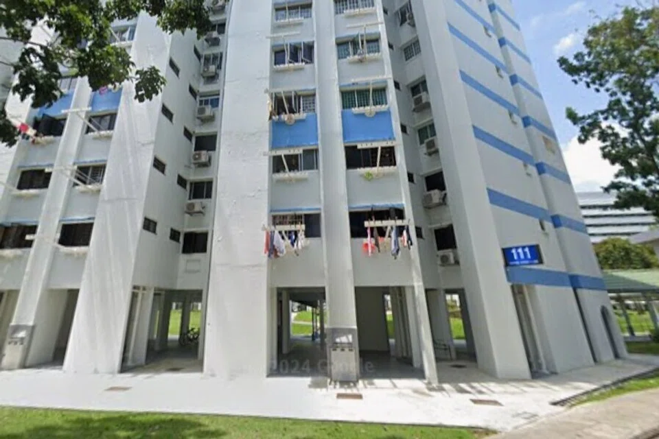 Seorang lelaki berusia 72 tahun ditemui tidak sedarkan diri di dalam unit kediamannya dan disahkan meninggal dunia di sebuah unit flat di Tampines pada petang Ahad 9 Ogos.