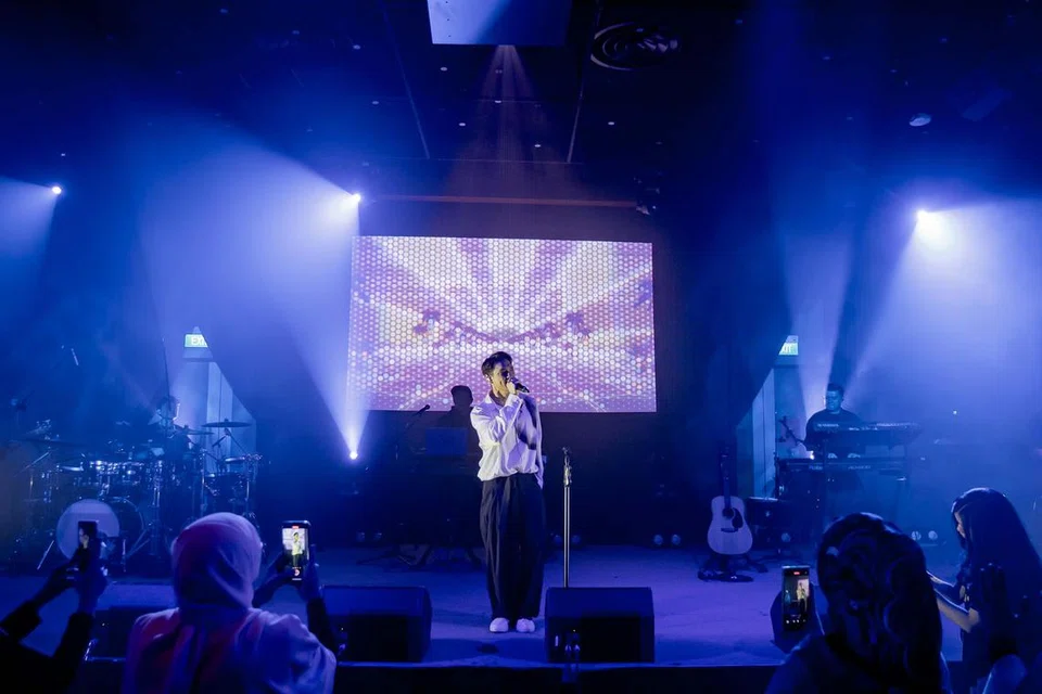 Peminat dapat menonton penyanyi Indonesia, Afgan, membuat persembahan dalam suasana lebih mesra dan santai. 