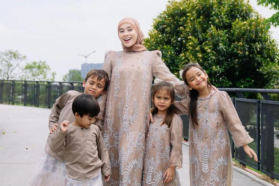 Walaupun kini sudah bergelar ibu tunggal, penyanyi Malaysia, Adira Suhaimi (tengah), meluahkan rasa seronok dapat merayakan Aidilfitri di Sabah bersama keempat-empat anaknya (dari kanan), Anggrek, Anggun, Asan dan Ayob.